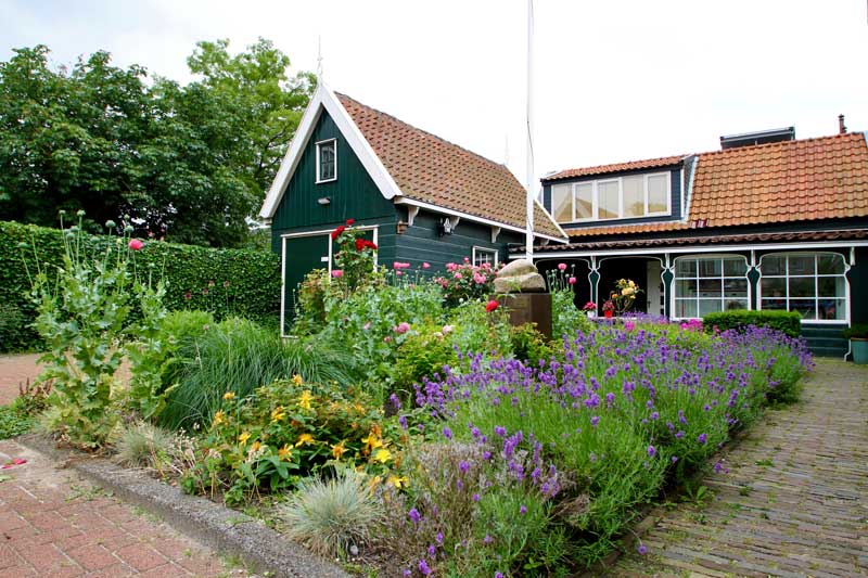 Prachtig verzorgde tuin bij het hospice in Krommenie